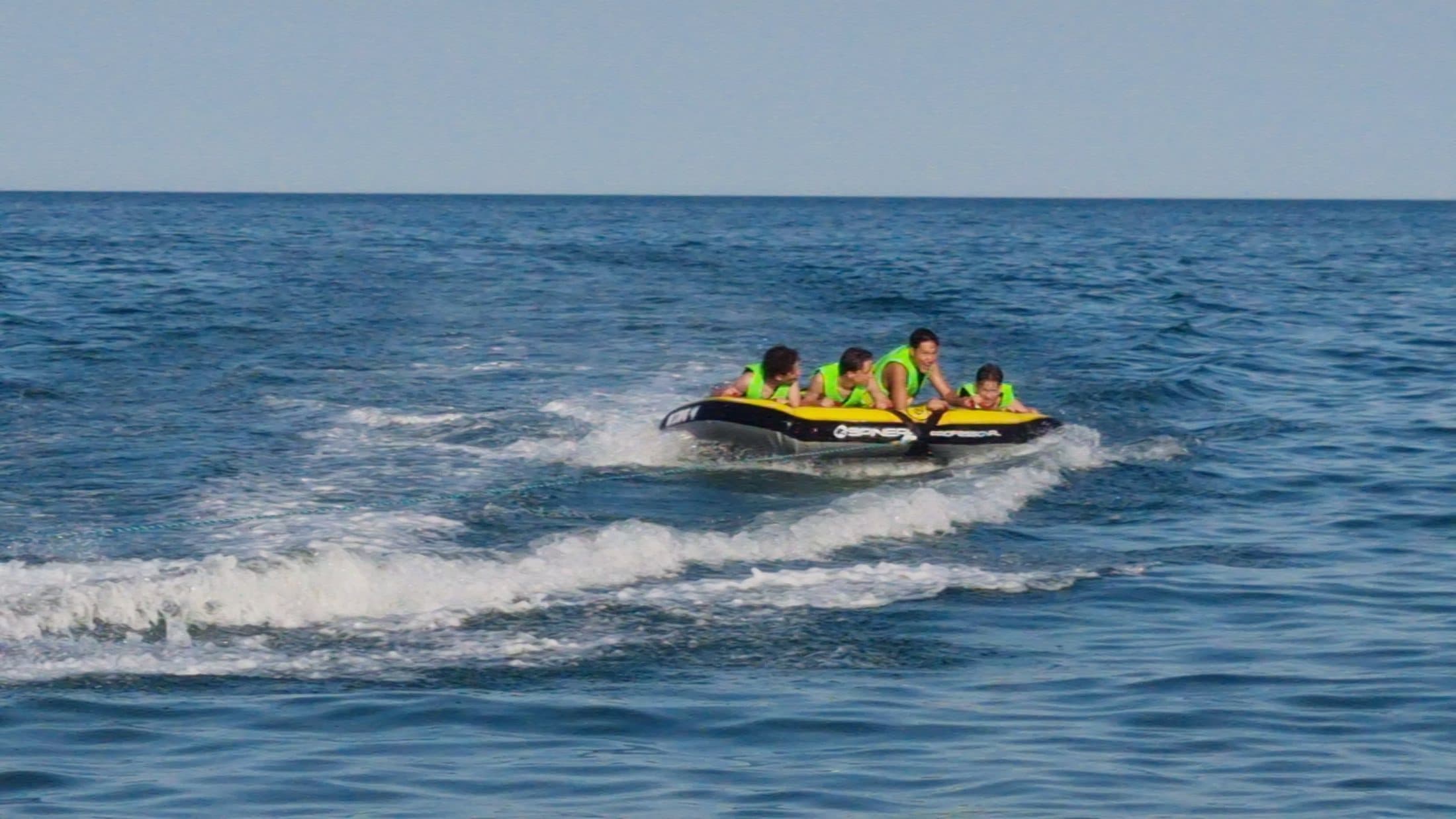 Familie pe plaja din Neptun, aproape de activitățile Pe-Val.ro