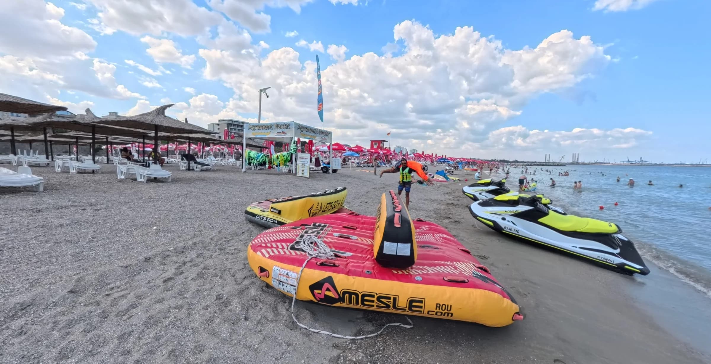 Banană gonflabilă Pe-Val.ro pe plaja din Eforie Nord