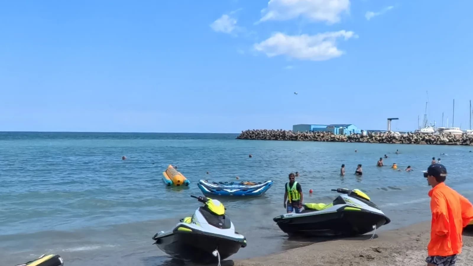 Două jet ski-uri Pe-Val.ro pregătite la mal în Eforie Nord