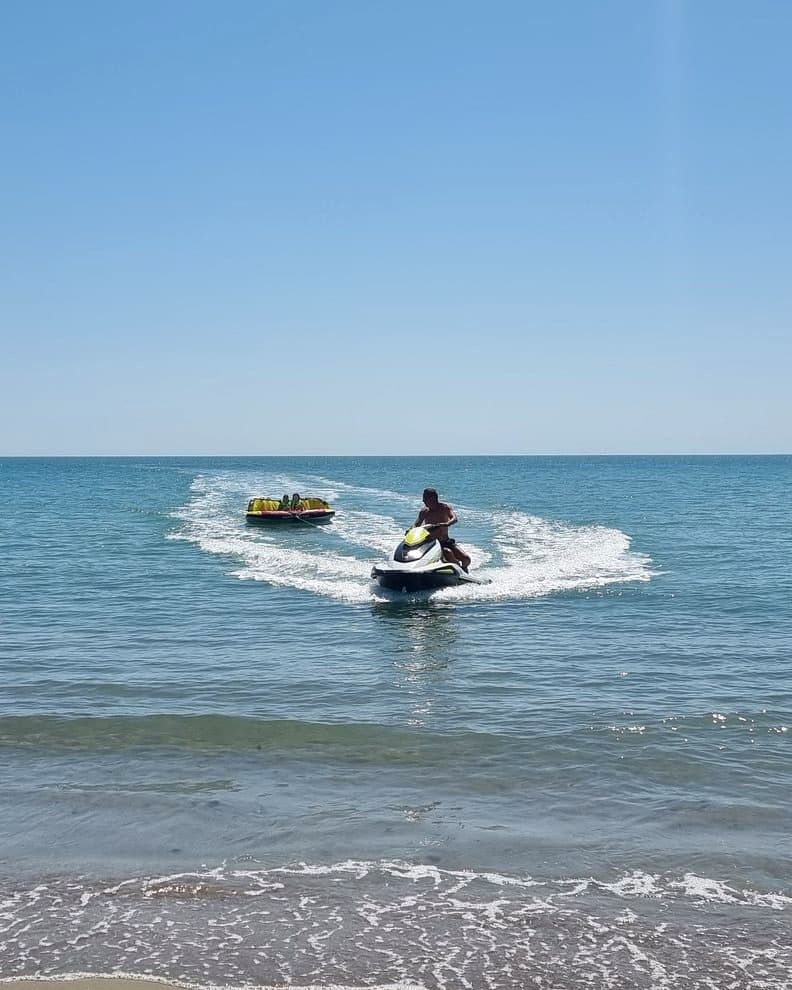 Grup pe banană gonflabilă la Pe-Val.ro în Neptun