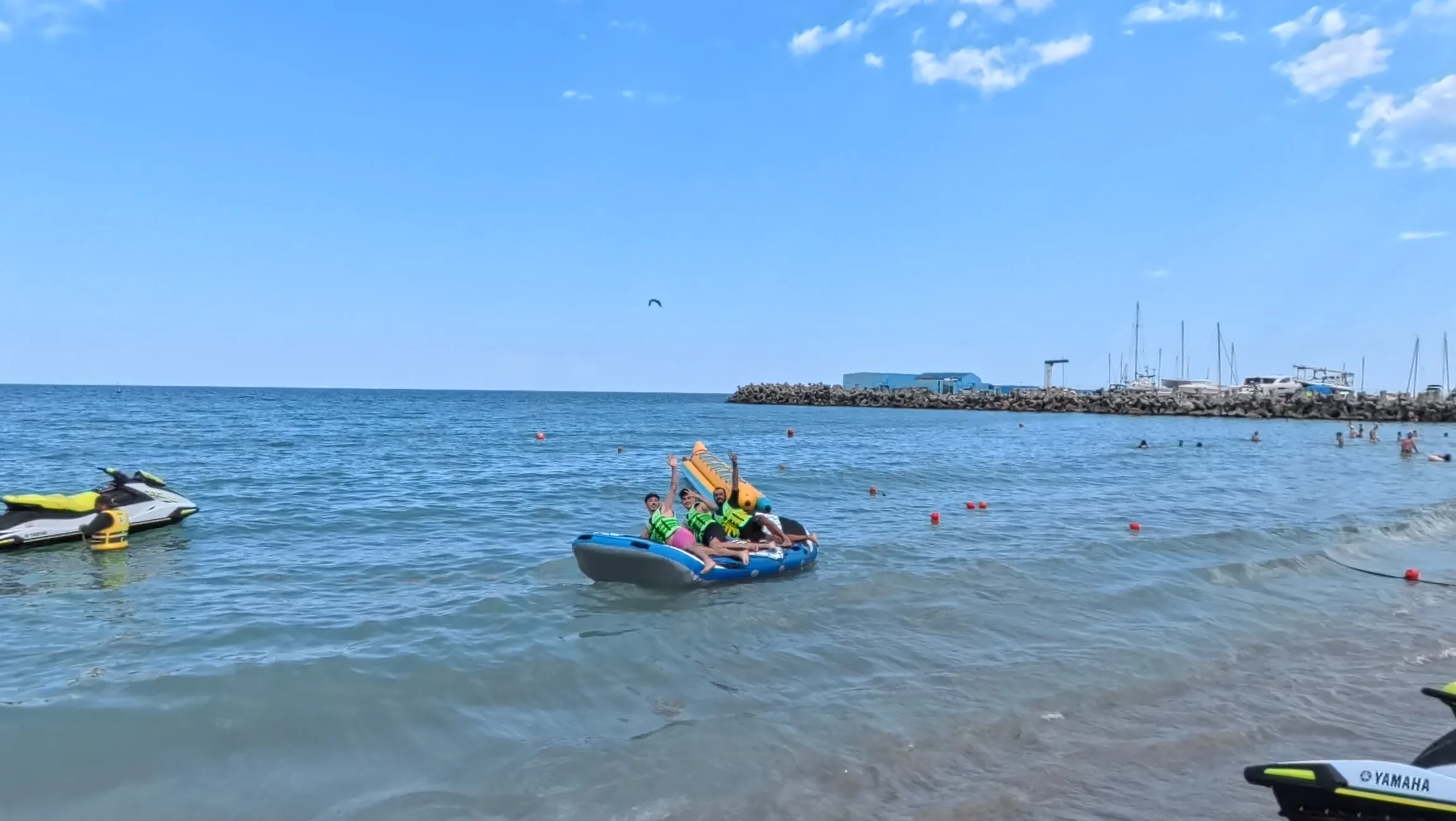 Grup pe canapea gonflabilă pe apă la Eforie Nord